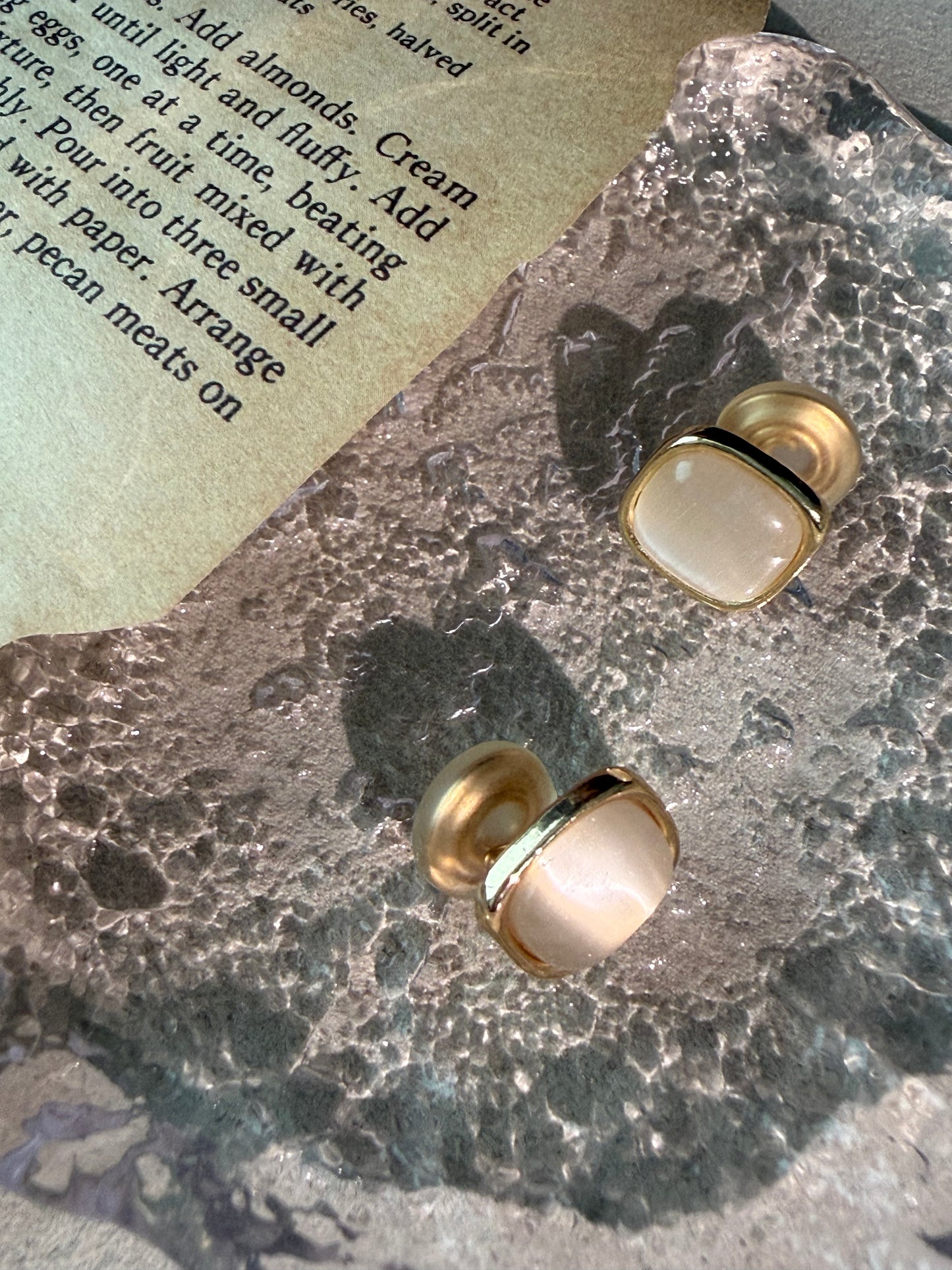 LUX GLOW 白貓眼石幾何耳環商品圖 5｜白貓眼石幾何耳環 S925銀耳針耳夾